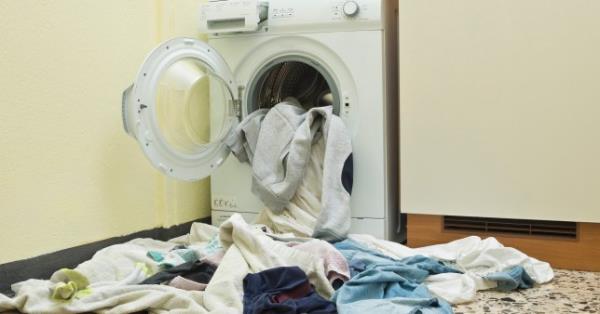 带有衣服掉出的前装式洗衣机